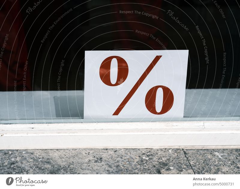 Ein Schnäppchen machen- ein Hinweis im Schaufenster auf eine Rabattaktion Einzelhandel Rabattangebote Preisreduzierung sonderangebot Sale kaufen nachlass