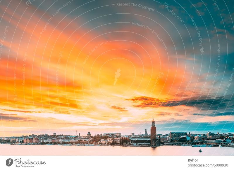 Stockholm, Schweden. Scenic Berühmte Blick auf Skyline Cityscape Embankment im Sommer Sonnenuntergang Sonnenaufgang. Berühmte beliebtes Ziel Ort Stockholm Rathaus Stadshuset auf östlichen Spitze der Insel Kungsholmen