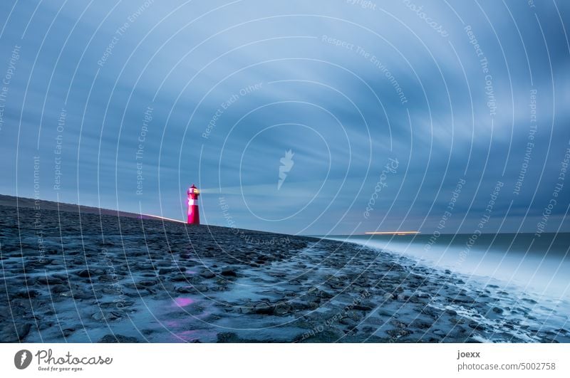 Kleiner roter Leuchtturm an Küste, Langzeitbelichtung Nordsee Landschaft Meer Ferien & Urlaub & Reisen Wolken Außenaufnahme Menschenleer