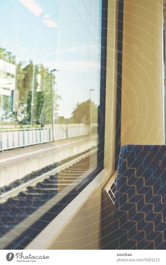 hilfreich | mit der s-bahn von a nach b Bahn S-Bahn Bahnhof Gleise Fenster Personenbeförderung Fahrt Sitzplatz Abteilfenster Öffentlicher Personennahverkehr