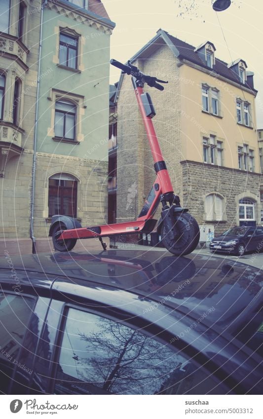 anders parken Stadt Auto E-Roller Elketro Fahrzeug elektrisch Strom ungewöhnlich einparken abstellen Straße Verkehr Mobilität E-Mobilität urban modern