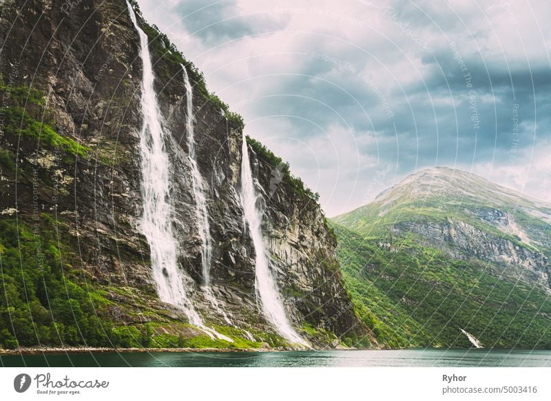 Geirangerfjord, Norwegen. Die Wasserfälle der Sieben Schwestern im Geirangerfjord. Berühmtes norwegisches Wahrzeichen und beliebtes Ausflugsziel im Sommer