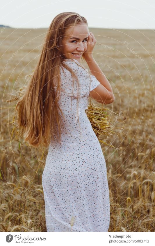 Schöne Frau im Roggenfeld in weißem Kleid. Ländlicher Lebensstil Lifestyle Feld schön ländlich Natur Fröhlichkeit Mädchen Lächeln natürlich Sommer im Freien