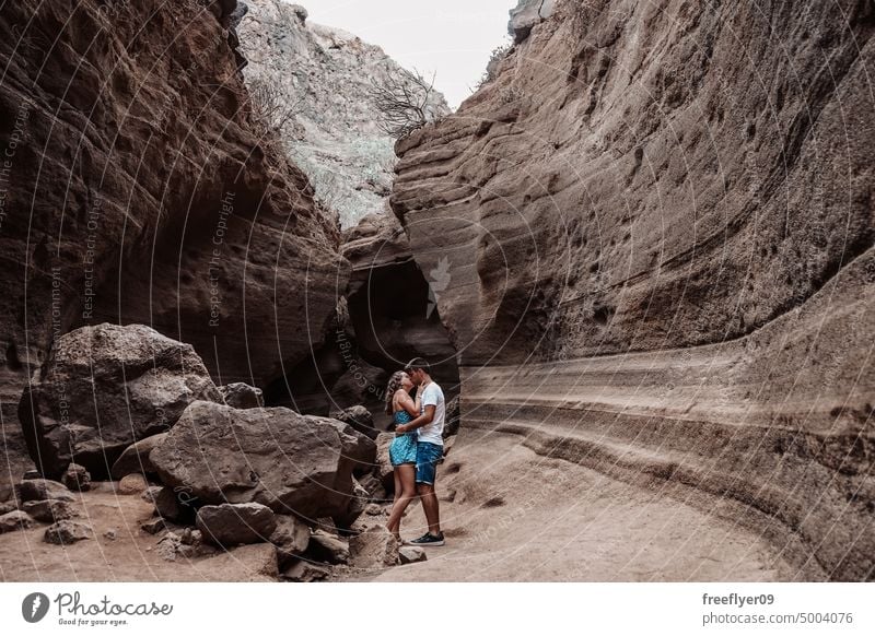 Junges Paar in den Flitterwochen jung heterosexuell Frau Mann blau Barranco vacas Höhle vulkanisch Spanien Textfreiraum geologisch reisen Geologie Erosion