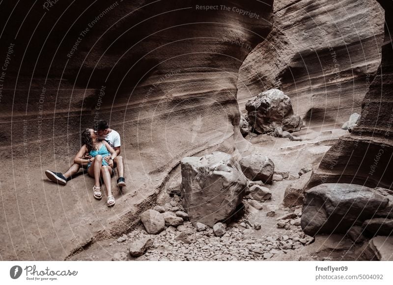 Junges Paar in den Flitterwochen jung heterosexuell Frau Mann blau Barranco vacas Höhle vulkanisch Spanien Textfreiraum geologisch reisen Geologie Erosion