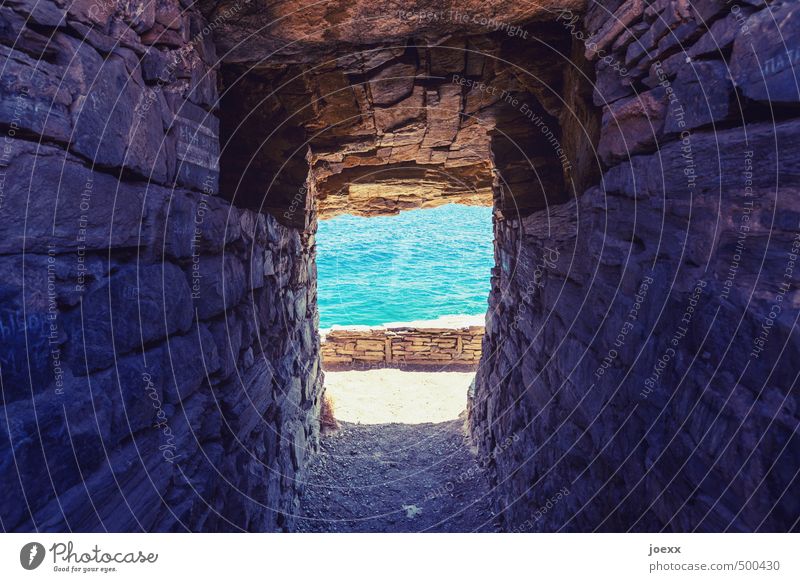 Zum Pool geradeaus Ferien & Urlaub & Reisen Freiheit Sommerurlaub Meer Natur Wasser Schönes Wetter Felsen Insel Kreta Menschenleer Tunnel Mauer Wand Stein alt
