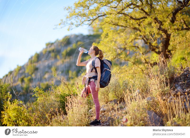Junge Frau beim Wandern in den Bergen in Europa im Sommer. Sonnenuntergang Landschaft von Hügeln. Konzepte von Abenteuer, extremes Überleben, Orientierungslauf.