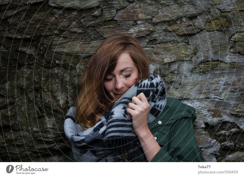 Der Schal, die Frau Mensch feminin Gesicht 1 18-30 Jahre Jugendliche Erwachsene Umwelt Natur Garten Park Gefühle Stimmung Leidenschaft Akzeptanz Schutz