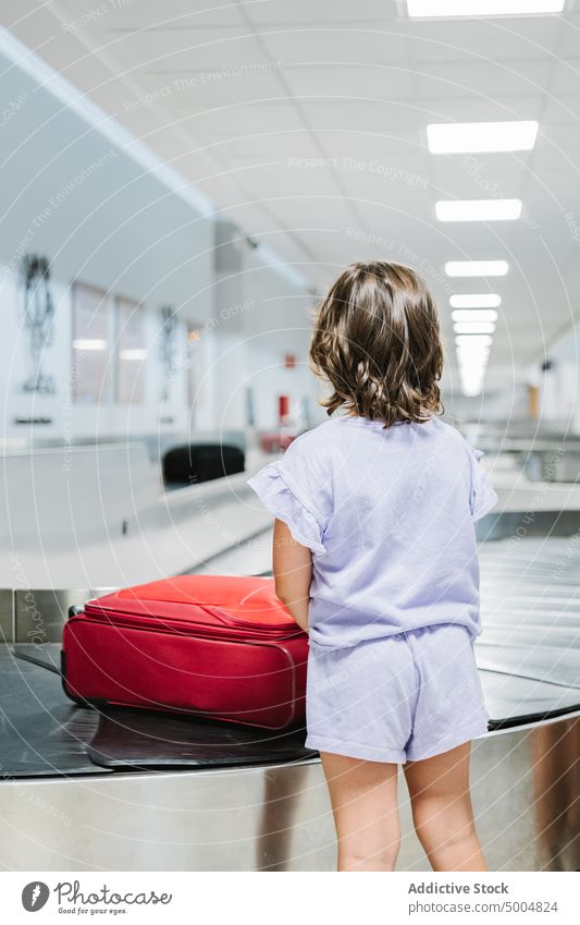 Anonymes Mädchen im Flughafenterminal Terminal warten reisen Karussell Gepäck Gurt Urlaub ankommen Passagier Ausflug Tourist Feiertag Kind Tourismus Transit