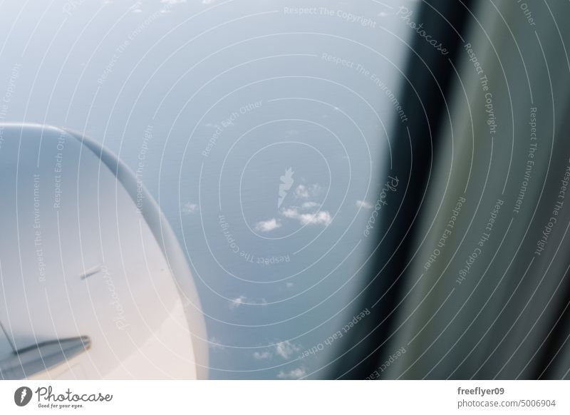 POV-Fenster eines Flugzeugs mit Turbine Ebene pov Himmel Aufstieg hochheben Rumpf Geschwindigkeit Blätter Fluggerät riesig reißend Air Klasse Ausrüstung anheben