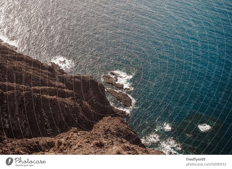 Blick von oben auf eine vulkanische Klippe über dem Meer Textfreiraum Steine Kanarische Inseln Spanien MEER schwarz Himmel niemand Ausflug Bach Felsen Ort