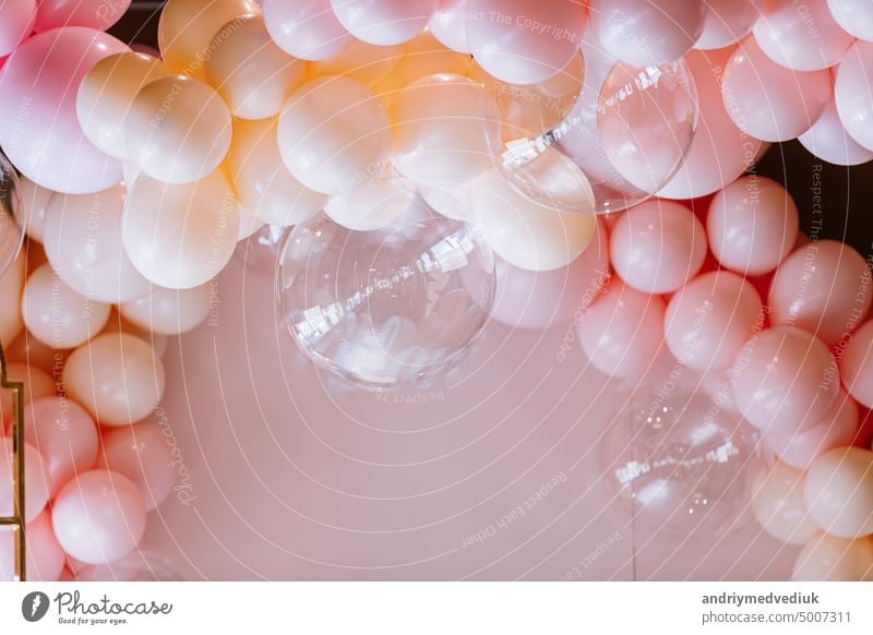 Festlicher Bogen mit rosa Luftballons. Ballons Foto Wand Geburtstag Dekoration. Luftballons auf pastellrosa Hintergrund. bunte Luftballons. Feier farbenfroh