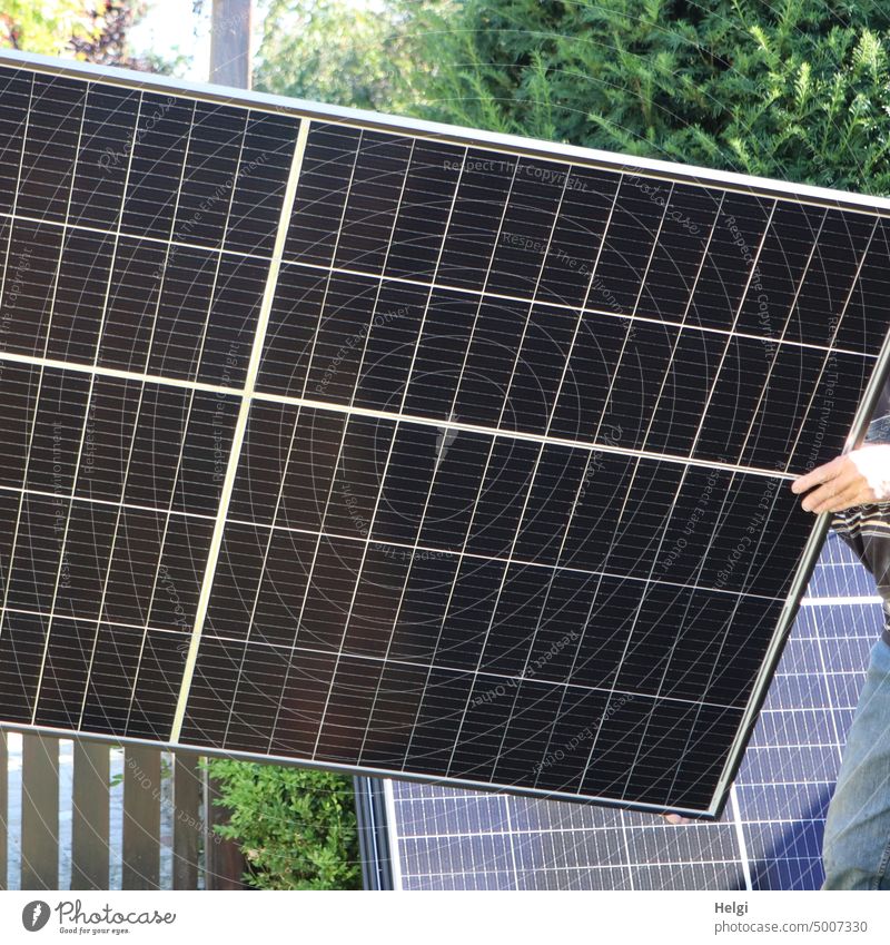 Solarmodule werden transportiert für die Montage auf dem Dach Solarenergie Elektrizität Energiegewinnung Erneuerbare Energie Energiewirtschaft Sonnenenergie