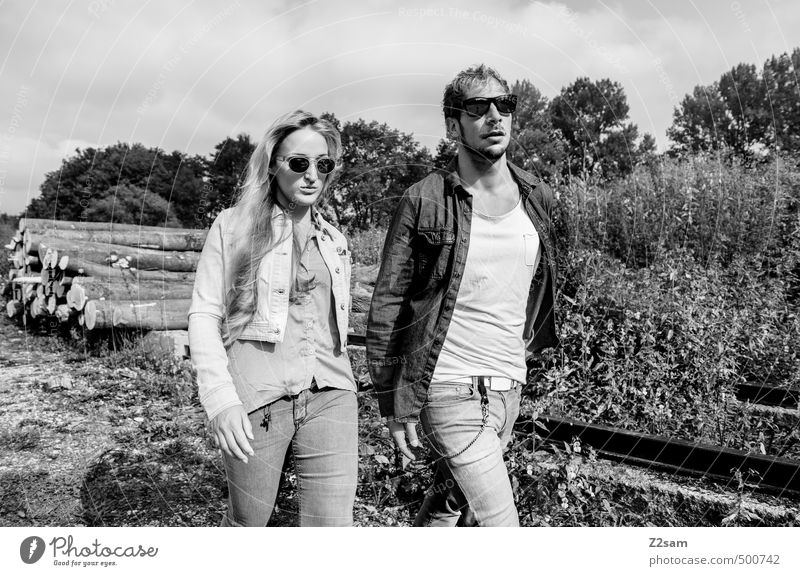 ZWEISAM Lifestyle elegant Stil Junge Frau Jugendliche Junger Mann Paar Partner 18-30 Jahre Erwachsene Natur Landschaft Herbst Gras Sträucher Mode Jeanshose