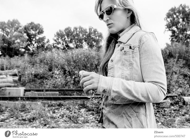 SHE Lifestyle elegant Stil feminin Junge Frau Jugendliche 1 Mensch 18-30 Jahre Erwachsene Natur Landschaft Baum Sträucher Mode Jeansjacke Sonnenbrille blond