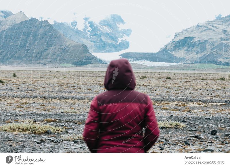 Cinematic Rückansicht der Frau Blick auf Gletscher.Freiheit Freiheit und scape concept.Natural wilden Blick.Adventure Urlaub gesunden Lebensstil Rucksacktourismus