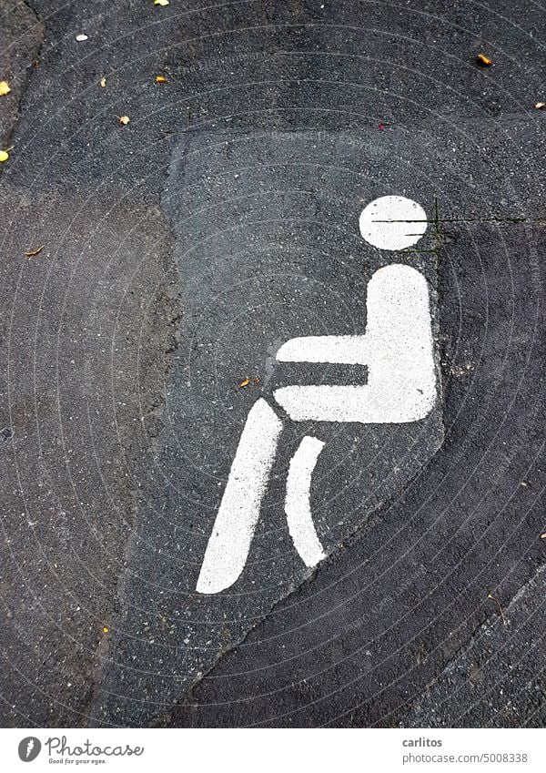 Was will uns der Dichter damit sagen |  Fahrbahnmarkierung Asphalt Schwarz Markierung Weiß Behindertenparkplatz Straßenverkehr Parken Verkehrswege