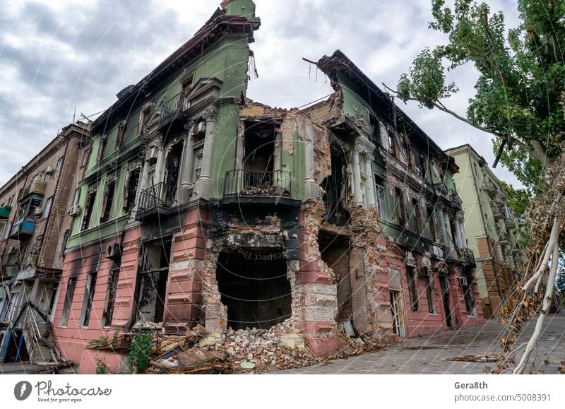 zerstörte und verbrannte Häuser in der Stadt während des Krieges in der Ukraine donezk Kherson Lugansk mariupol Russland aussetzen Verlassen attackieren