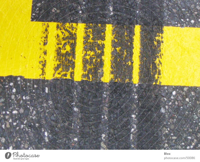 Bremsspur Spuren Abrieb Formel 1 Asphalt Gummi Makroaufnahme Fährte Straßenhaftung Furche Beschleunigung Teer Verkehr schwarz gelb Rennsport Bodenbelag Beginn