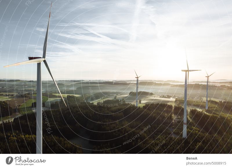 Windkraftanlage im Sonnenaufgang aus der Vogelperspektive Antenne Sauberkeit Cleantech Stromrichter Land Landschaft elektrisch Elektrizität Energie Wald Zukunft