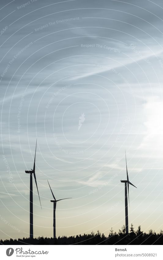 Windräder im Sonnenaufgang in einem Wald Antenne Sauberkeit Cleantech Stromrichter Land Landschaft elektrisch Elektrizität Energie Zukunft Generation Erzeuger