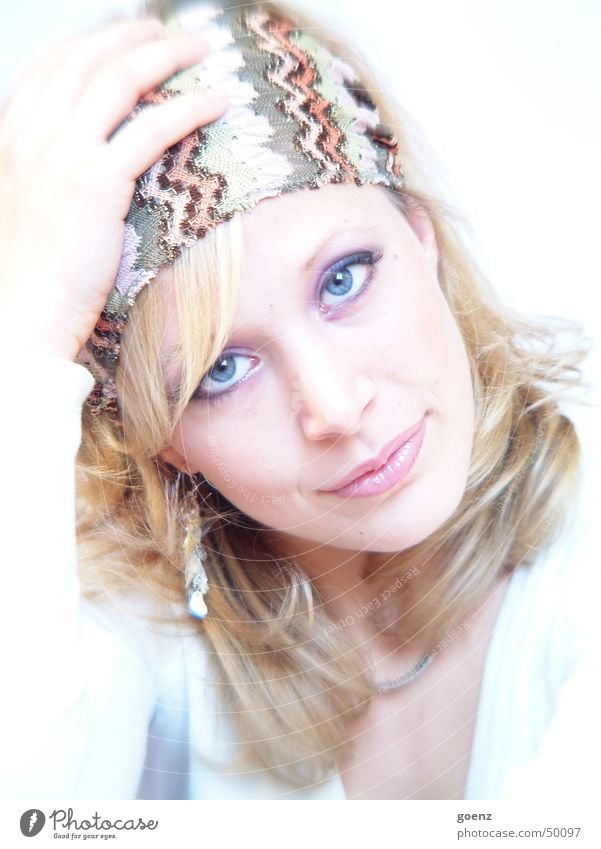 Unwiderstehlich (für mich) Frau schön Model Beautyfotografie blond Physik Gesicht babe Ohrringe ausdrucksstark Auge Mund blau Tuch Wärme