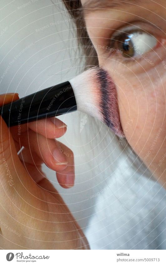Das Schminkpinsel-Mädchen Make-up Puder Rouge Wangenrouge Gesicht Schönheit Schminke Kosmetik Kosmetikpinsel Hand Auge Frau junges Mädchen schön Mensch