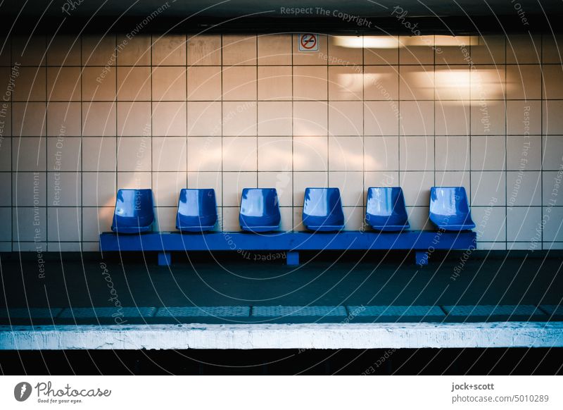 eine Reihe von Sitzschalen mit Rückenlehne am Bahnsteig Sitzgelegenheit Sitzreihe Platz leer Paris Paris Métro Wand Öffentlicher Personennahverkehr U-Bahn