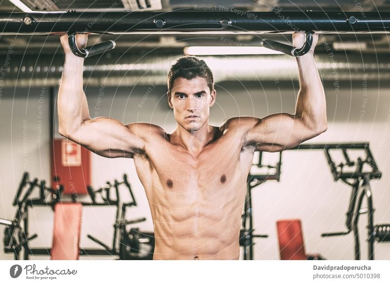 Muskulöser Mann macht Klimmzüge Fitnessstudio muskulös erhängen passen Athlet Sport Übung Körper Training männlich Kraft Gesundheit Muskel stark Erwachsener