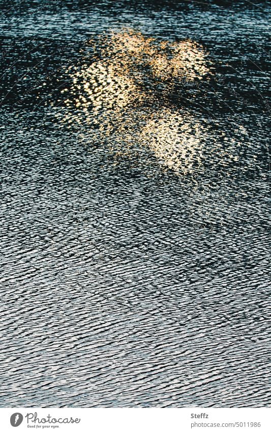 Lichtspiegelung im Wasser Impression impressionistisch malerisch poetisch Sonnenlicht See Wellen anders abstrakt Lichtreflexe gold Abstraktion Nachmittagslicht