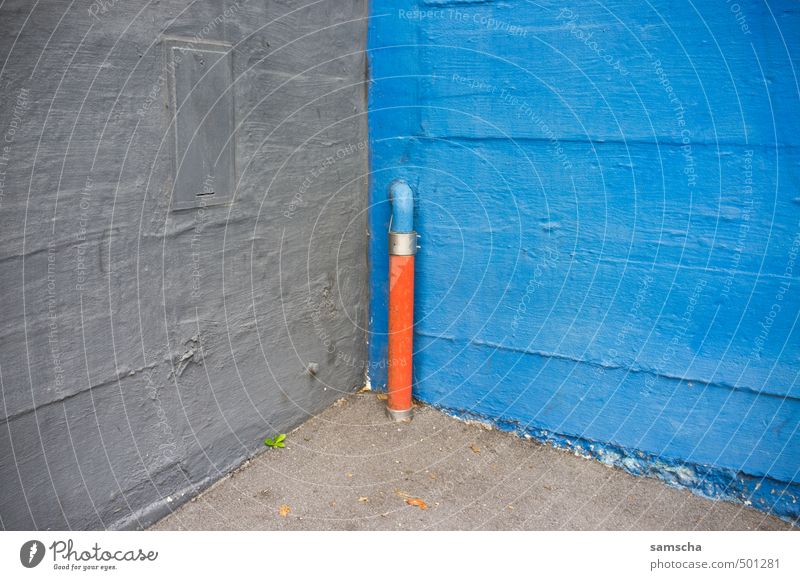 In die Ecke gedrängt... Kunst Architektur Umwelt Kleinstadt Stadt Stadtzentrum Haus Mauer Wand Fassade blau grau orange Röhren Eisenrohr Rohrleitung Beton