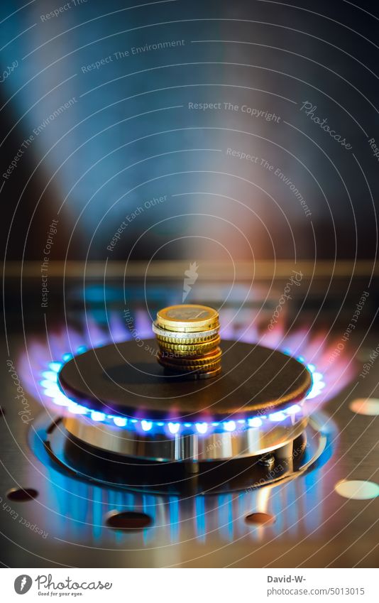 Geld auf einer Gasflamme Gaspreis verbrennen teuer Energiekrise Energie sparen Inflation symbolisch konzept Heizkosten Schulden Finanzkrise