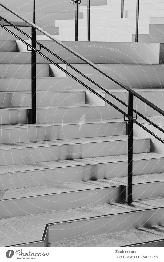 Moderne Treppenstufen mit Geländer taumeln aufwärts modern Schiene Monochrom Architektur Treppengeländer Menschenleer abwärts aufsteigen grau Struktur Form