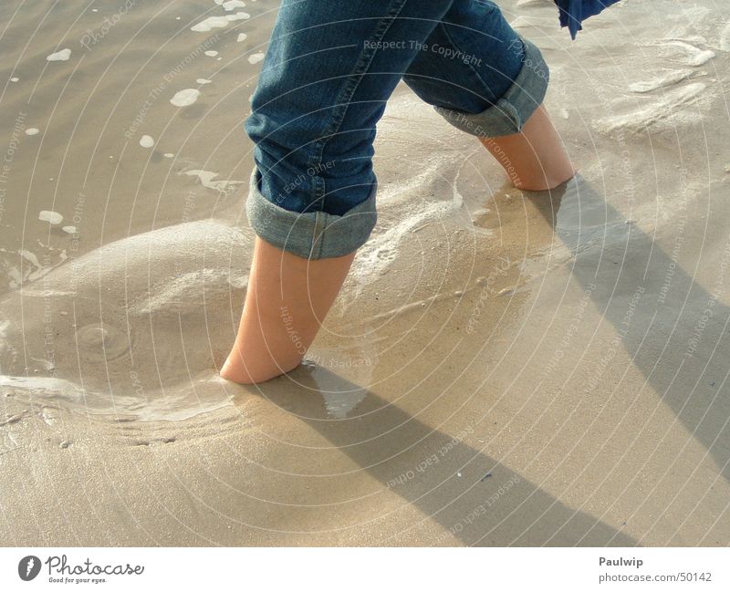 Weitergehen schreiten Strand Meer Barfuß Sand Teile u. Stücke Erde Wasser