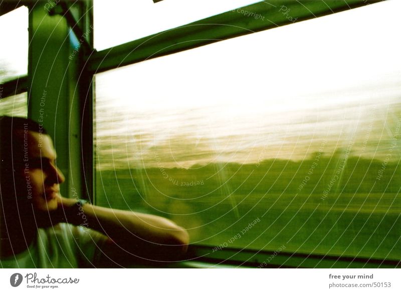 Grüne Zugfahrt Eisenbahn fahren grün Fenster Gedanke Zukunft Romantik Innenaufnahme Porträt zug fahrt grün bahn fenster bewegung gedanken Bewegung Jugendliche