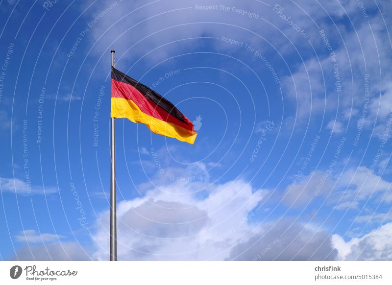 Die deutsche Flagge weht schwarz, rot, gold am Fahnenmast - ein  lizenzfreies Stock Foto von Photocase