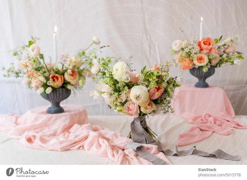 Stilleben mit schönen Blumensträußen und Kerzen Tisch Vase Hochzeit Blumenstrauß Licht weich Dekoration & Verzierung weiß Hintergrund Innenbereich Ordnung