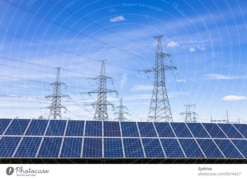 Sonnenkollektoren, Hochspannungsmasten und Stromübertragungsleitungen Ökologie Sonnenlicht Turm alternativ Kabel Zelle Sammler Verteilung ökologisch elektrisch