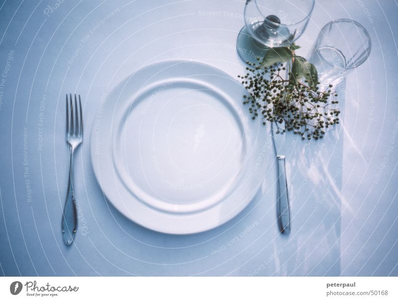 Fein gedeckt Gedeck Gabel Teller Weinglas Tisch Abendsonne Sommerabend Messer Glas Reflexion & Spiegelung blau
