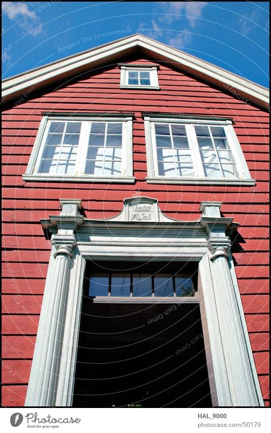 Haus Haus Popaus Holz historisch Gebäude Fassade Fenster Wolken rot weiß schwarz Skandinavien Norwegen Oslo Himmel Tür blau alt