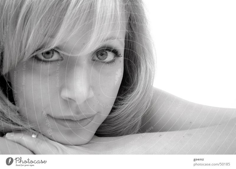 Verträumt Frau schön Model Beautyfotografie blond schwarz weiß Blick verträumt Gesicht babe Ohrringe ausdrucksstark Auge Mund liegen Schwarzweißfoto