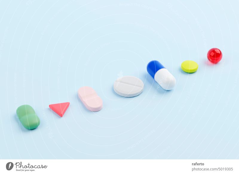 Verschiedene Pillen und Medikamente auf einem blauen Hintergrund. Nahaufnahme 3D-Rendering Illustration. Tablette Medizin Grafik u. Illustration Gesundheit