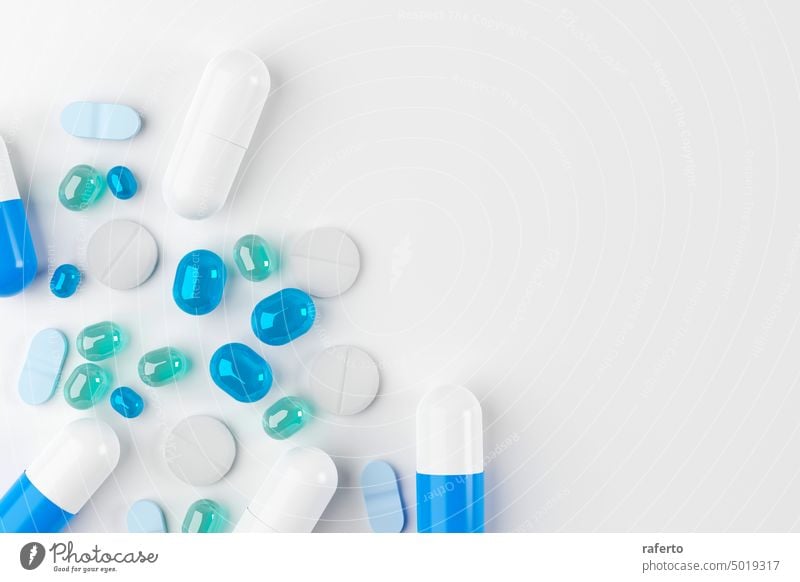 Blaue und weiße Medizin Kapseln und Pillen auf einem blauen Hintergrund Tablette Krankheit Medikament Antibiotikum Apotheke Gesundheit Mediziner Pharma Vitamin