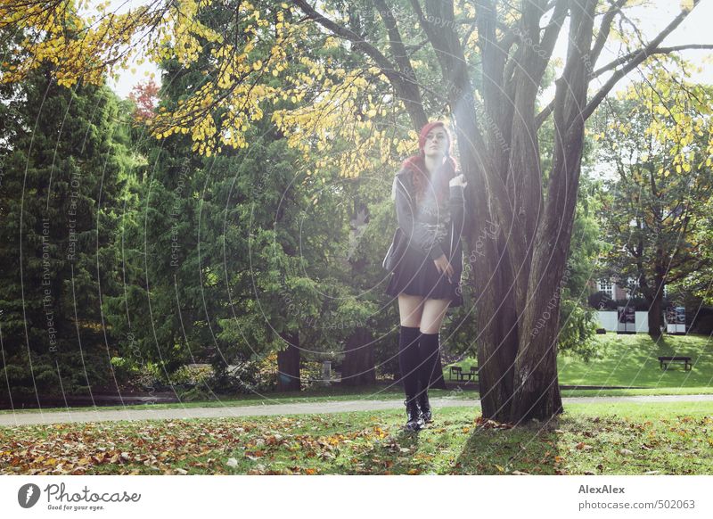 Portrait im Herbst Junge Frau Jugendliche Beine 18-30 Jahre Erwachsene Schönes Wetter Baum Gras Herbstlaub Park Wiese Rock Jacke Kniestrümpfe Stiefel rothaarig