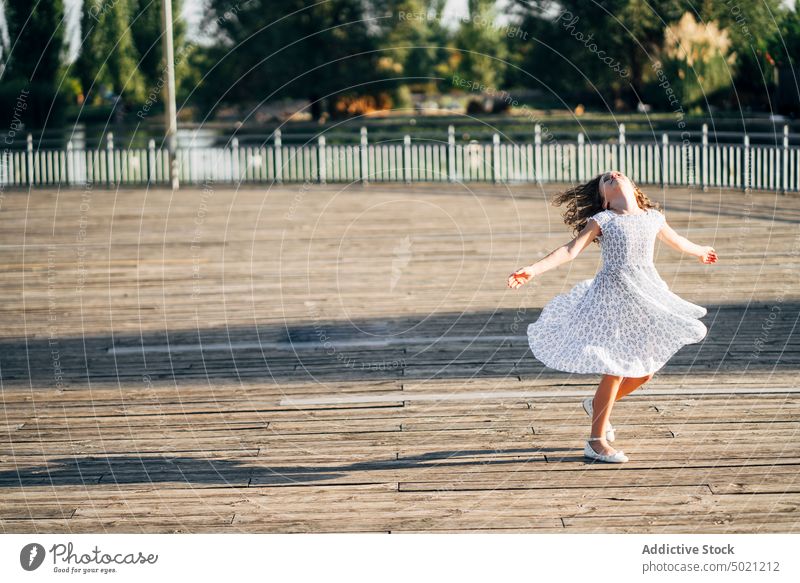 Mädchen dreht sich auf der Böschung Teenager jung Stauanlage Sommer Spinning Tanzen Spaß Promenade Laufsteg Lifestyle Kind schön Person Lächeln hübsch niedlich