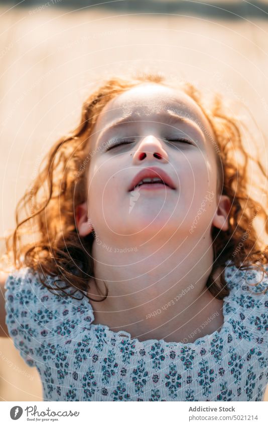 Mädchen mit geschlossenen Augen Kind Ingwer sonnig tagsüber wenig aufgeregt Spaß Unschuld sorgenfrei rot krause Haare niedlich bezaubernd süß lieblich charmant