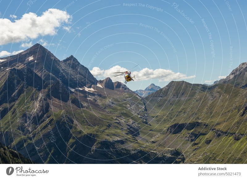 Hubschrauber fliegt über Bergkamm Berge u. Gebirge Fliege Kamm Hochland reisen erkunden Blauer Himmel