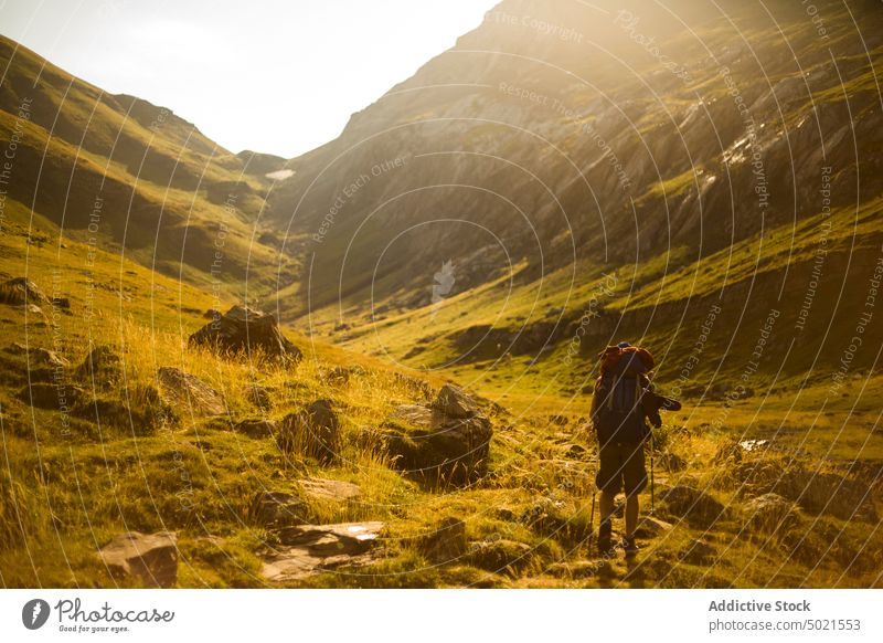 Unbekannter Wanderer im Tal Spaziergang Berge u. Gebirge Morgen Hochland Natur sonnig tagsüber