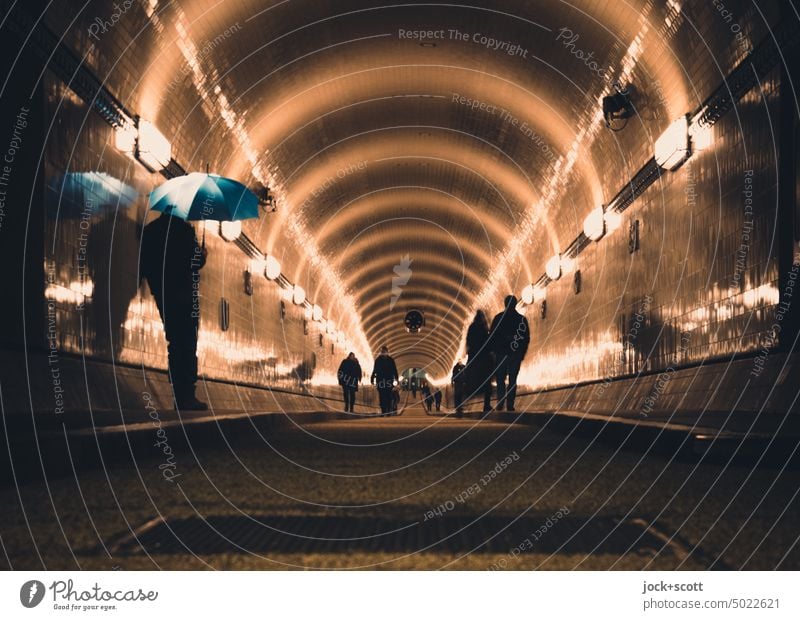 [HH Unnamed Road] lange Pause im alten Elbtunnel mit Regenschirm Alter Elbtunnel Sankt Pauli-Elbtunnel Hamburg historisch Tunnel Architektur Passanten