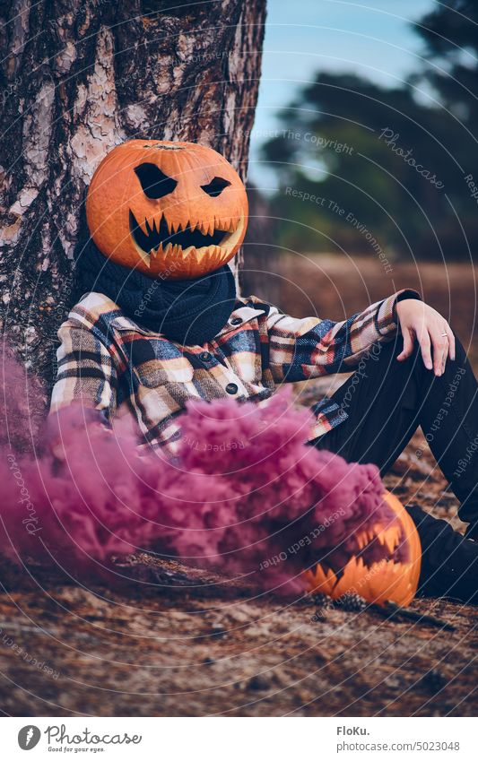 Sitzende Person. mit Halloween Kürbis als Kopf unheimlich scary spooky spukhaft gruselig Angst Herbst Nacht orange dunkel Dekoration & Verzierung geheimnisvoll